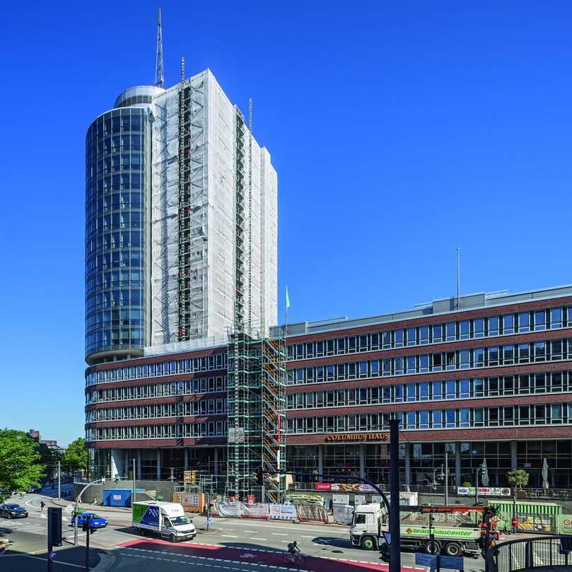 Das 77 m hohe Columbus Haus mit seinem Rundturm in der Hamburger HafenCity: Hinter dem weißen Staubschutz verbirgt sich eine gerüsttechnische Herausforderung. | Foto: Peri Das 77 m hohe Columbus Haus mit seinem Rundturm in der Hamburger HafenCity: Hinter dem weißen Staubschutz verbirgt sich eine gerüsttechnische Herausforderung. | Foto: Peri