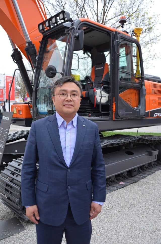 Charlie Park ist seit 2017 Geschäftsführer von Doosan Infracore Europe. Auf der bauma in München konnte er zukunftsweisende Technik im Bereich Maschinensteuerung vorstellen. | Foto: B_I Charlie Park ist seit 2017 Geschäftsführer von Doosan Infracore Europe. Auf der bauma in München konnte er zukunftsweisende Technik im Bereich Maschinensteuerung vorstellen. | Foto: B_I