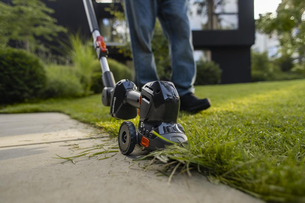 Mit dem Akku-Gerät lassen sich Rasenkanten schneiden. | Foto: Husqvarna