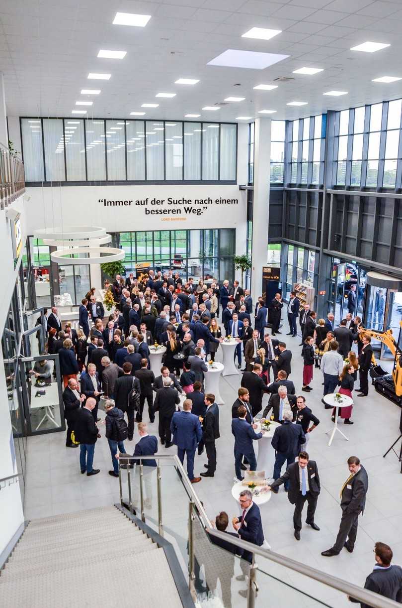 Mehr als 350 Gäste - mehrheitlich deutsche Händler und Kunden, aber auch Vertreter aus Politik und regionaler Wirtschaft - kamen zur Eröffnung im Foyer der neuen JCB-Deutschlandzentrale zu- sammen. | Foto: B_I Mehr als 350 Gäste - mehrheitlich deutsche Händler und Kunden, aber auch Vertreter aus Politik und regionaler Wirtschaft - kamen zur Eröffnung im Foyer der neuen JCB-Deutschlandzentrale zu- sammen. | Foto: B_I