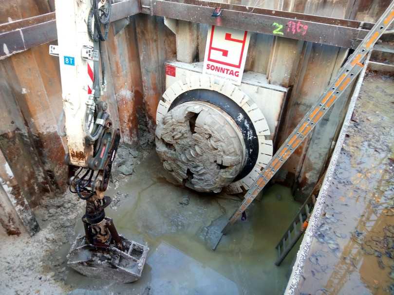 Abb. 5: Schneidrad der Tunnelbohrmaschine nach dem Einfahren in die Zielbaugrube | Foto: De la Motte Abb. 5: Schneidrad der Tunnelbohrmaschine nach dem Einfahren in die Zielbaugrube | Foto: De la Motte