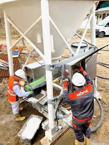 Einfache Handhabung: An dem Baustellensilo werden unterschiedliche Schaumbeton-Qualitäten und Rezepturen per Knopfdruck ausgewählt. Einfache Handhabung: An dem Baustellensilo werden unterschiedliche Schaumbeton-Qualitäten und Rezepturen per Knopfdruck ausgewählt.