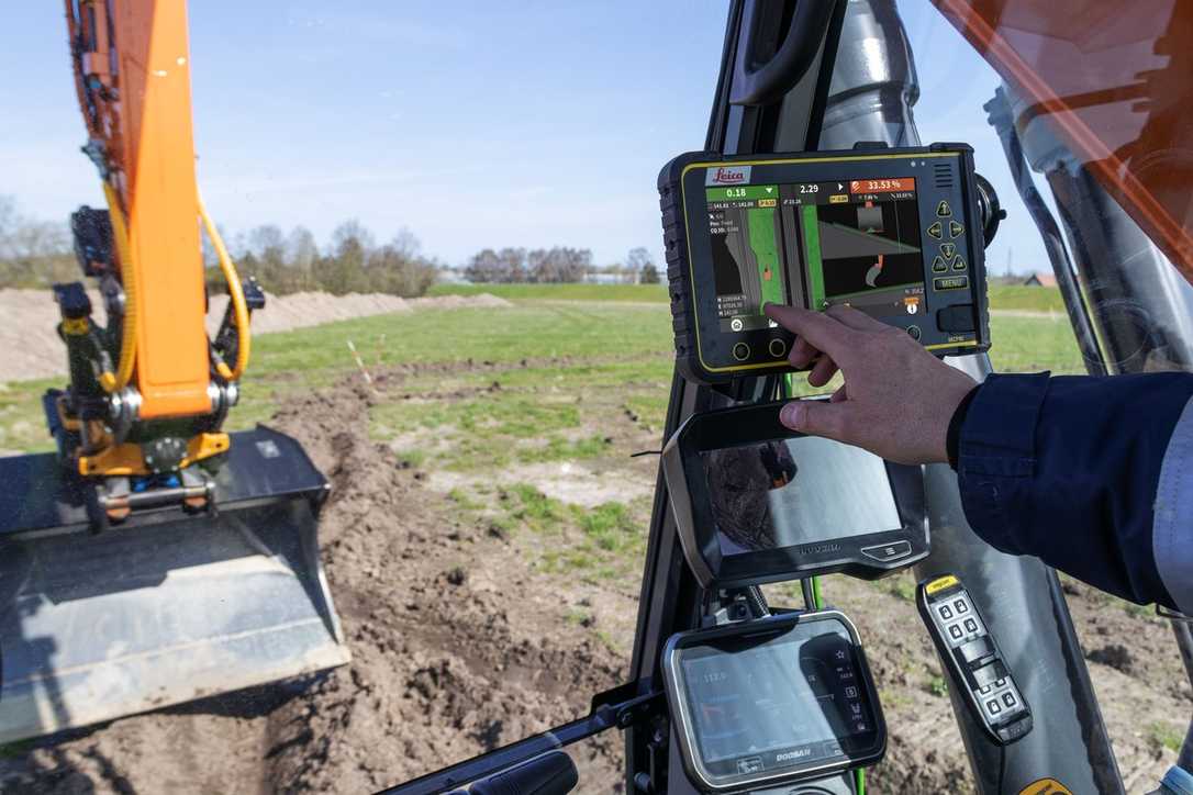 Leica 3D-Maschinensteuerung MC1 zum Nachrüsten für den Develon Bagger DX225LC-7X Leica 3D-Maschinensteuerung MC1 zum Nachrüsten für den Develon Bagger DX225LC-7X