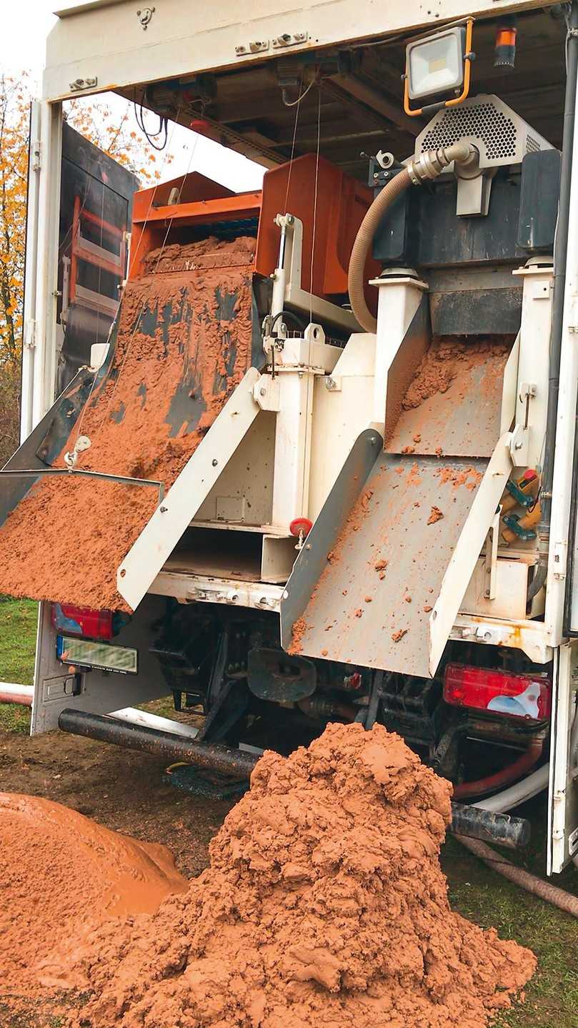 Der Auswurf von Shaker und Zentrifuge befindet sich platzsparend am Heck des Containers. | Foto: L-Team Baumaschinen Der Auswurf von Shaker und Zentrifuge befindet sich platzsparend am Heck des Containers. | Foto: L-Team Baumaschinen
