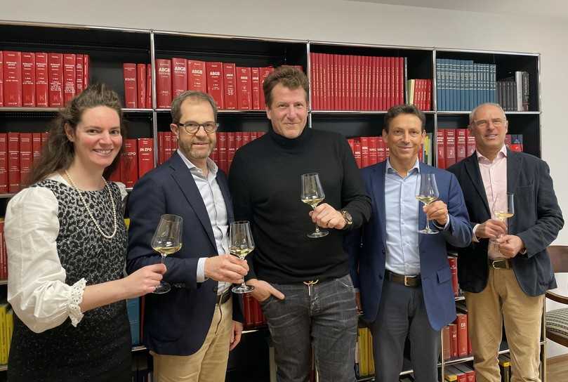 ITS-CEO Urs Aschwanden (2.v.r.) und Alpe-Geschäftsführer Mario Manzl (Mitte) freuen sich auf die Zusammenarbeit. | Foto: ITS Kanal Services ITS-CEO Urs Aschwanden (2.v.r.) und Alpe-Geschäftsführer Mario Manzl (Mitte) freuen sich auf die Zusammenarbeit. | Foto: ITS Kanal Services