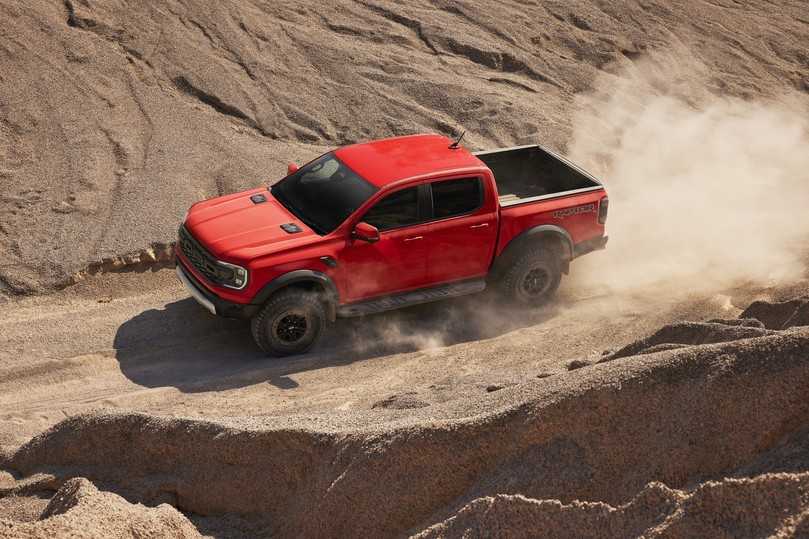 Für sicheren Kontakt zur Fahrbahn sorgen All-Terrain-Reifen des Formats 285/70 R17 aus dem Performance-Segment, die exklusiv dem Raptor vorbehalten sind. Lufteinlässe, Aerodynamik-Details und zwei Trittleisten aus Aluminiumguss, die in den Heckstoßfänger integriert sind, tragen ihren Teil zum markanten Auftritt bei. | Foto: Ford-Werke GmbH Für sicheren Kontakt zur Fahrbahn sorgen All-Terrain-Reifen des Formats 285/70 R17 aus dem Performance-Segment, die exklusiv dem Raptor vorbehalten sind. Lufteinlässe, Aerodynamik-Details und zwei Trittleisten aus Aluminiumguss, die in den Heckstoßfänger integriert sind, tragen ihren Teil zum markanten Auftritt bei. | Foto: Ford-Werke GmbH