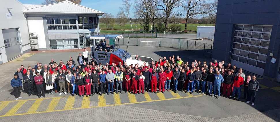 Dynapac feiert den letzten Großfertiger der SD2500er Reihe Dynapac feiert den letzten Großfertiger der SD2500er Reihe