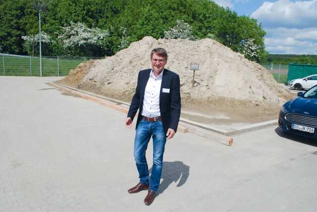 Andreas Hagedorn vor dem zwischengelagerten Sand, der als Füllsand oder für die Herstellung von Flüssigboden genutzt wird. Andreas Hagedorn vor dem zwischengelagerten Sand, der als Füllsand oder für die Herstellung von Flüssigboden genutzt wird.