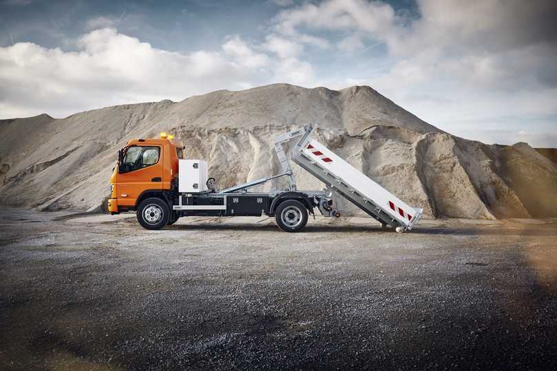 Den elektrischen Fuso eCanter 9C18e gibt es auch als Abrollkipper. Auf die bauma kommt 8,55-Tonner mit Dieselmotor. | Foto: Daimler Truck AG Den elektrischen Fuso eCanter 9C18e gibt es auch als Abrollkipper. Auf die bauma kommt 8,55-Tonner mit Dieselmotor. | Foto: Daimler Truck AG