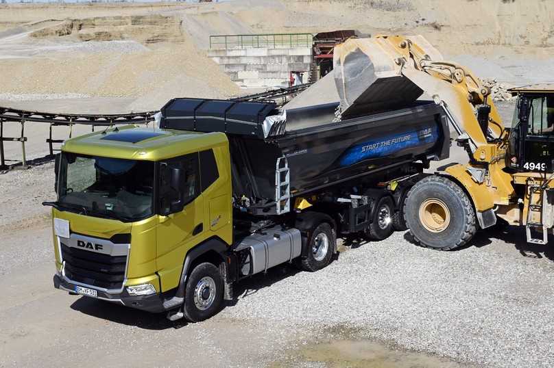 Trotz Mehrgewicht der Sattelzugmaschine sind für den DAF XFC-Kippsattelzug gut 25 t Nutzlast möglich. | Foto: QUATEX Trotz Mehrgewicht der Sattelzugmaschine sind für den DAF XFC-Kippsattelzug gut 25 t Nutzlast möglich. | Foto: QUATEX