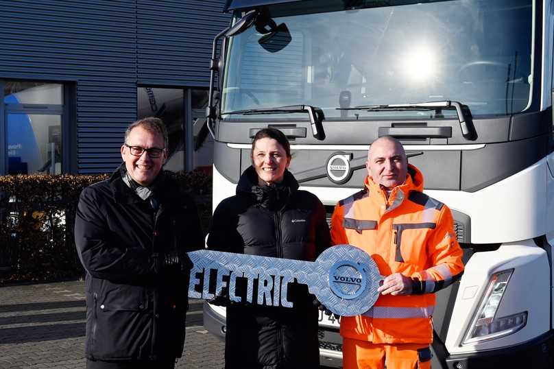 Von links: Peter Ström, Geschäftsführer Volvo Group Trucks Central Europe GmbH übergibt symbolisch den Schlüssel für den ersten FMX Electric in Kundenhand an Alexandra Decker, Vorstand Cemex Deutschland AG und ihren Fahrer Musli Beqiri. | Foto: Quatex Von links: Peter Ström, Geschäftsführer Volvo Group Trucks Central Europe GmbH übergibt symbolisch den Schlüssel für den ersten FMX Electric in Kundenhand an Alexandra Decker, Vorstand Cemex Deutschland AG und ihren Fahrer Musli Beqiri. | Foto: Quatex