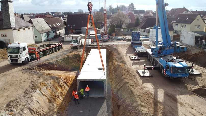 Zentrales Bauwerk der Erschließungsmaßnahmen ist ein Regenrückhaltebecken, das das anfallende Niederschlagswasser aufnehmen soll. Der Stauraumkanal wurde in nur zwei Tagen montiert. | Foto: Finger Baustoffe Zentrales Bauwerk der Erschließungsmaßnahmen ist ein Regenrückhaltebecken, das das anfallende Niederschlagswasser aufnehmen soll. Der Stauraumkanal wurde in nur zwei Tagen montiert. | Foto: Finger Baustoffe