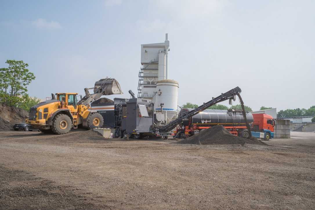 Wirtgen-Kaltrecycling mit der mobilen Kaltmischanlage KMA 240i auf der A555 bei Köln Wirtgen-Kaltrecycling mit der mobilen Kaltmischanlage KMA 240i auf der A555 bei Köln