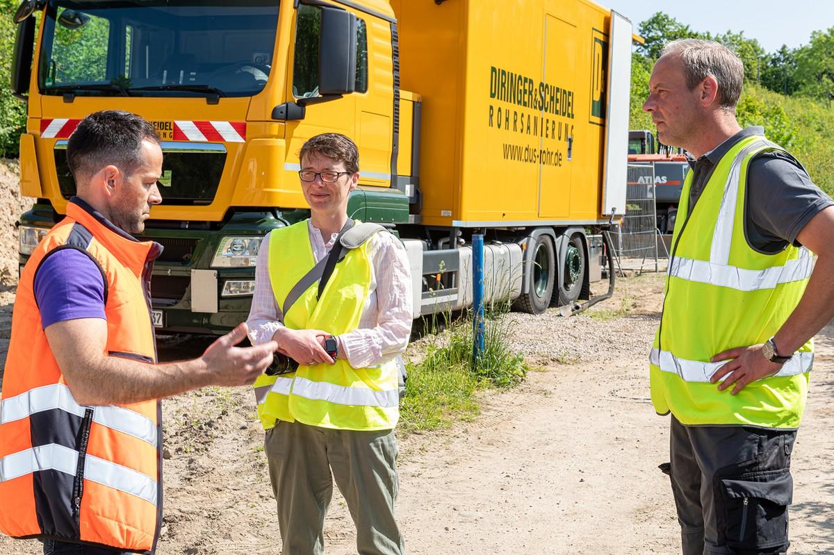 Baubesprechung an der Einbaustelle (v.l.): Cristian Richert, Bauleitung LH Kiel, Cindy Wilkens, Werner Vollert Kanalsanierung, und Martin Frey, Diringer & Scheidel Rohrsanierung GmbH & Co. KG | Foto: D&S Rohrsanierung