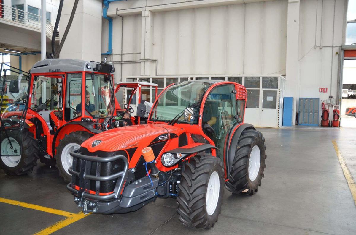 Ein fertiger Traktor für die Landwirtschaft verlässt die Fabrik. Ein fertiger Traktor für die Landwirtschaft verlässt die Fabrik.