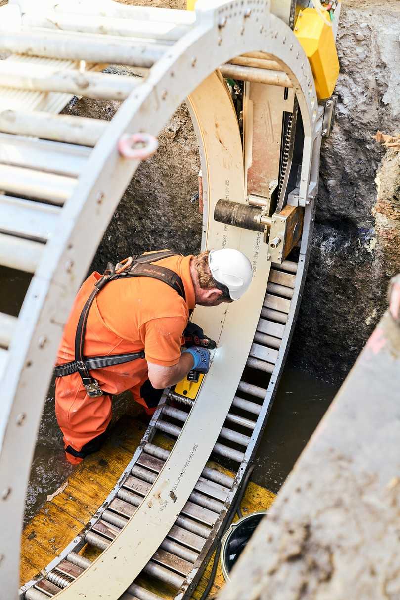Einfädeln des Profils in die Wickelmaschine | Foto: Geiger Kanaltechnik Einfädeln des Profils in die Wickelmaschine | Foto: Geiger Kanaltechnik