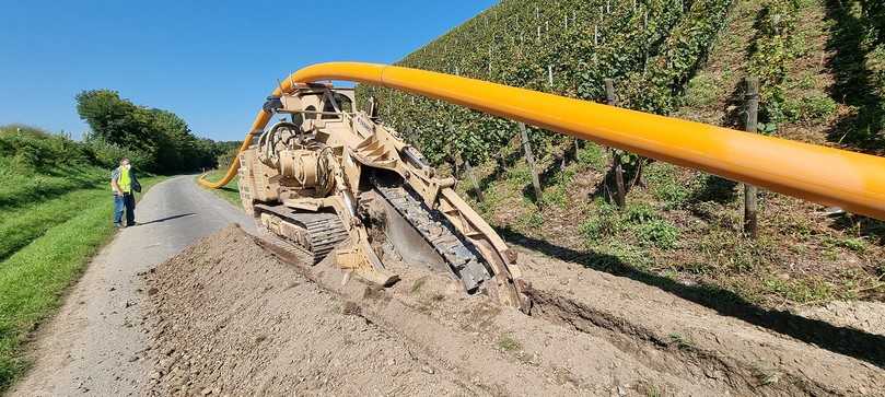Beim Bau der 2 km langen, provisorischen Hochdruckleitung entlang der Weinberge zwischen Heppingen und der Ringener Straße verrichteten rbv-Mitglieder den Löwenanteil der Arbeiten. | Foto: Energieversorgung Mittelrhein AG Beim Bau der 2 km langen, provisorischen Hochdruckleitung entlang der Weinberge zwischen Heppingen und der Ringener Straße verrichteten rbv-Mitglieder den Löwenanteil der Arbeiten. | Foto: Energieversorgung Mittelrhein AG