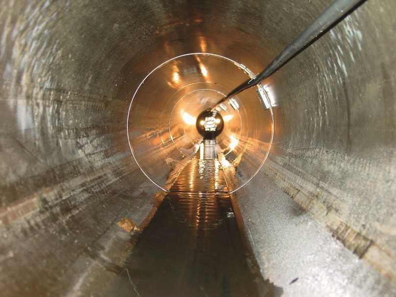 Der Roboter verlegt an der Rohrwandung sogenannte Innenbriden, die zur Aufnahme der „Fast“-Leerrohre dienen. | Foto: Leonhard Weiss Der Roboter verlegt an der Rohrwandung sogenannte Innenbriden, die zur Aufnahme der „Fast“-Leerrohre dienen. | Foto: Leonhard Weiss