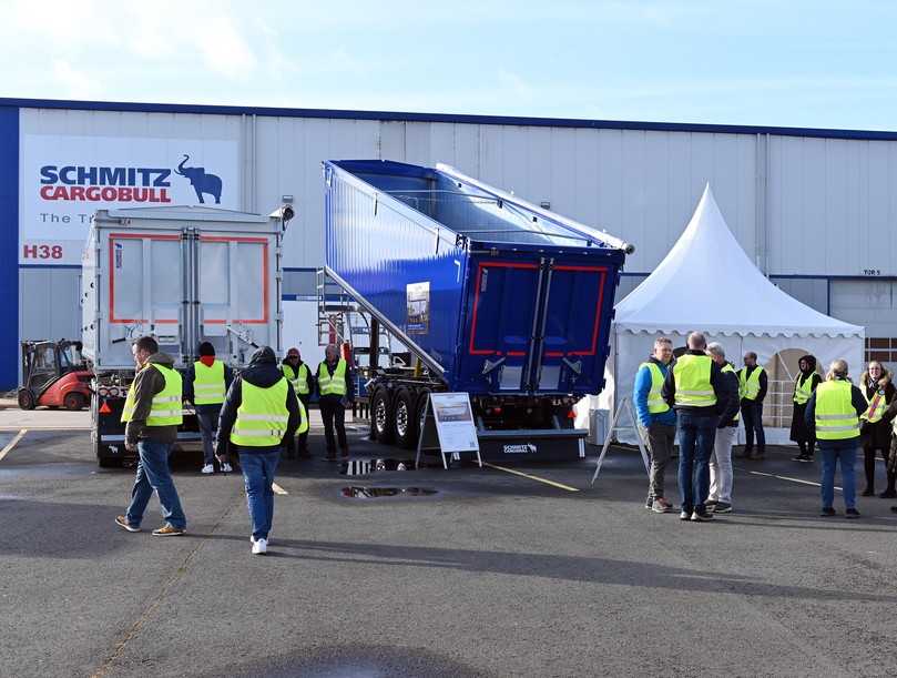 Produktmanager Stefan Winter zieht mit seinen Ausführungen die Besuchergruppen in den Bann. | Foto: Quatex Produktmanager Stefan Winter zieht mit seinen Ausführungen die Besuchergruppen in den Bann. | Foto: Quatex