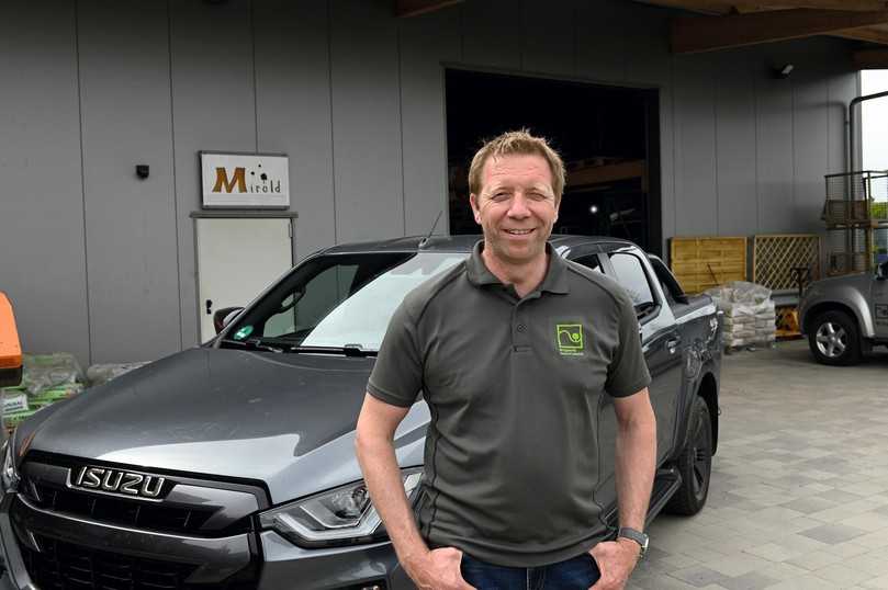 GaLaBauer Lars Mirold braucht wenigstens einen Allradler im Fuhrpark und ist von der Robustheit und Zuverlässigkeit des Isuzu D-Max überzeugt. | Foto: B_I/Hausmann GaLaBauer Lars Mirold braucht wenigstens einen Allradler im Fuhrpark und ist von der Robustheit und Zuverlässigkeit des Isuzu D-Max überzeugt. | Foto: B_I/Hausmann