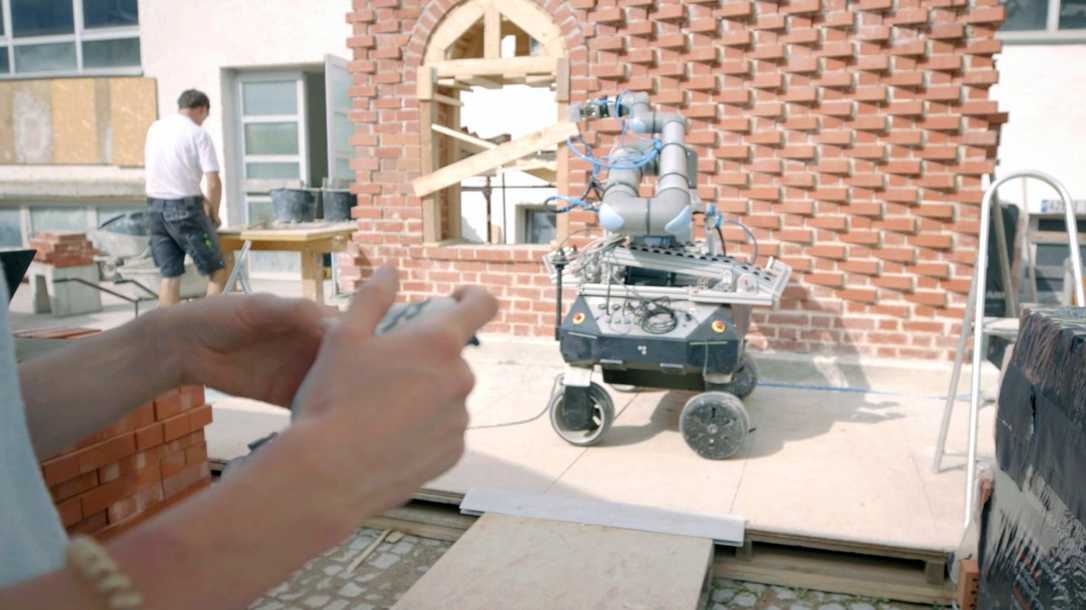 Automation am Bau: Roboter und Maurer arbeiten im Team Automation am Bau: Roboter und Maurer arbeiten im Team