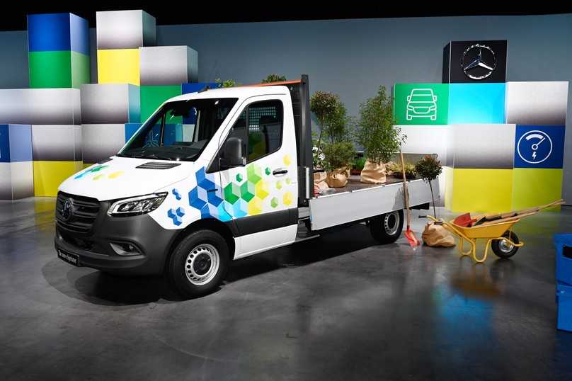 Die Pritschen- und Kippermodelle des eSprinter eignen sich dank variabler Akkugröße auf im Galabau. | Foto: Mercedes, QUATEX Die Pritschen- und Kippermodelle des eSprinter eignen sich dank variabler Akkugröße auf im Galabau. | Foto: Mercedes, QUATEX