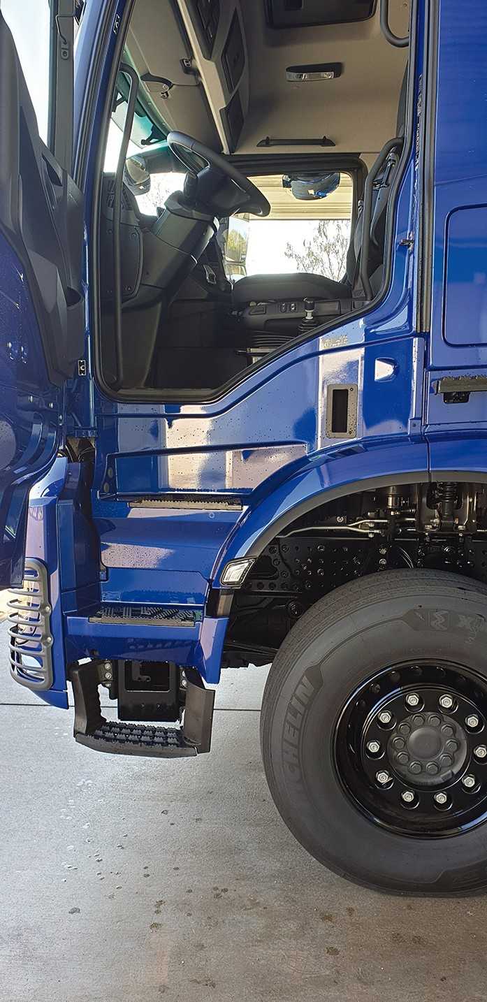 Vierstufiger Einstieg: Die Konsequenz des niedrigen Motortunnels. | Foto: Mercedes Benz Trucks Vierstufiger Einstieg: Die Konsequenz des niedrigen Motortunnels. | Foto: Mercedes Benz Trucks