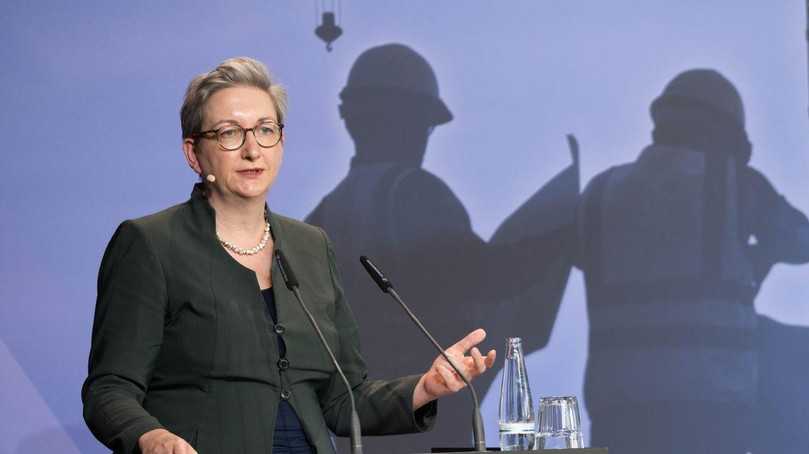 Der von Bund und Ländern beschlossene „Bau-Turbo-Pakt“ werde mit zahlreichen Maßnahmen für die notwendige Beschleunigung von Bauplanung und Genehmigung sorgen, sagte Klara Geywitz, Bundesministerin für Wohnen, Stadtentwicklung und Bauwesen. | Foto: HDB Der von Bund und Ländern beschlossene „Bau-Turbo-Pakt“ werde mit zahlreichen Maßnahmen für die notwendige Beschleunigung von Bauplanung und Genehmigung sorgen, sagte Klara Geywitz, Bundesministerin für Wohnen, Stadtentwicklung und Bauwesen. | Foto: HDB