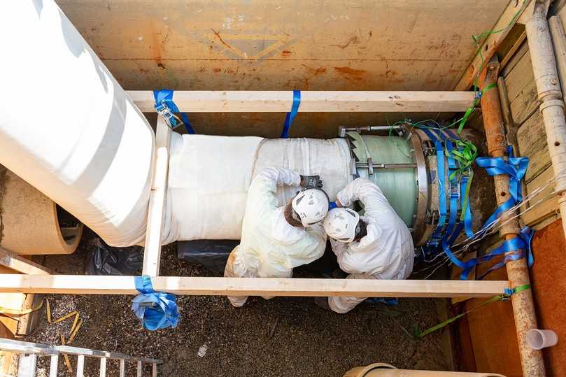 …und durch den Codure-Flansch hindurch in die Leitung inversiert. | Foto: D&S Rohrsanierung …und durch den Codure-Flansch hindurch in die Leitung inversiert. | Foto: D&S Rohrsanierung