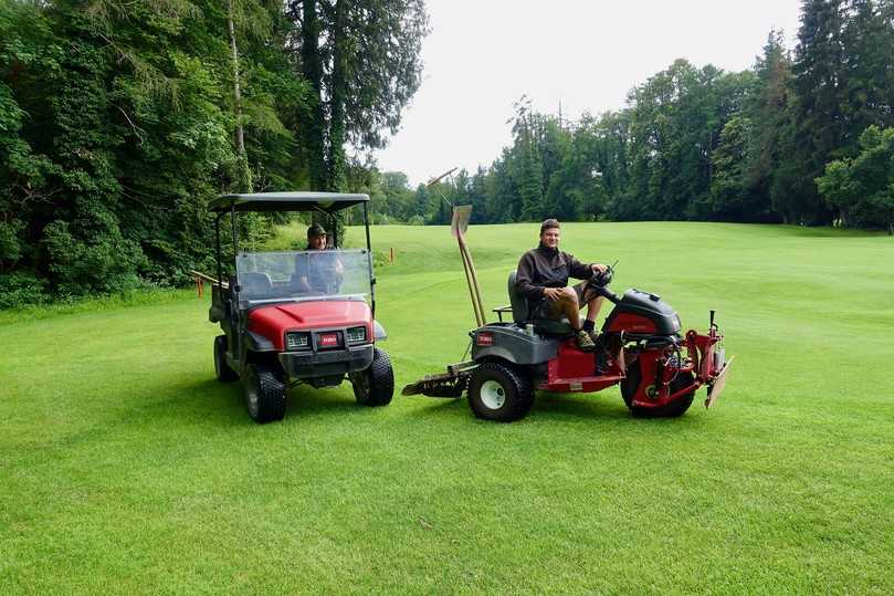 Greenkeeper-Team auf dem Weg zum Bunkerpflege-Einsatz. | Foto: bs Greenkeeper-Team auf dem Weg zum Bunkerpflege-Einsatz. | Foto: bs