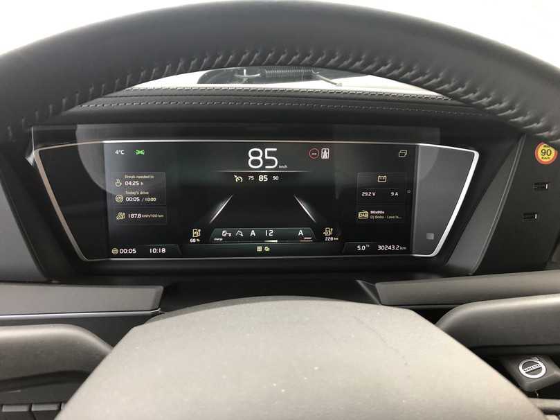 Das 12“-Farbdisplay in den neueren Volvo FH bietet vier mögliche Ansichten. | Foto: Quatex Das 12“-Farbdisplay in den neueren Volvo FH bietet vier mögliche Ansichten. | Foto: Quatex