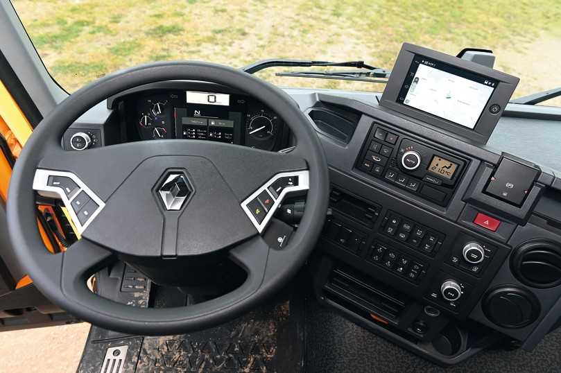 Der Arbeitsplatz im Day Cab beider Probanden ist nüchtern, aber funktionell. Für die Sperren gibt es einen Drehschalter. | Foto: Quatex Der Arbeitsplatz im Day Cab beider Probanden ist nüchtern, aber funktionell. Für die Sperren gibt es einen Drehschalter. | Foto: Quatex