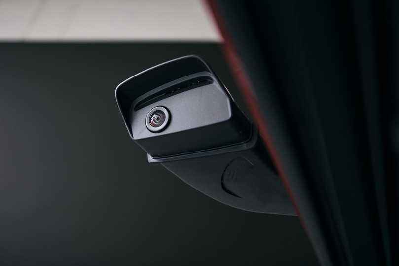Eine Tropfkante unten an der Mirror-Cam verhindert, dass Regenwasser auf die Linse tropfen. | Foto: Mercedes-Benz Trucks Eine Tropfkante unten an der Mirror-Cam verhindert, dass Regenwasser auf die Linse tropfen. | Foto: Mercedes-Benz Trucks