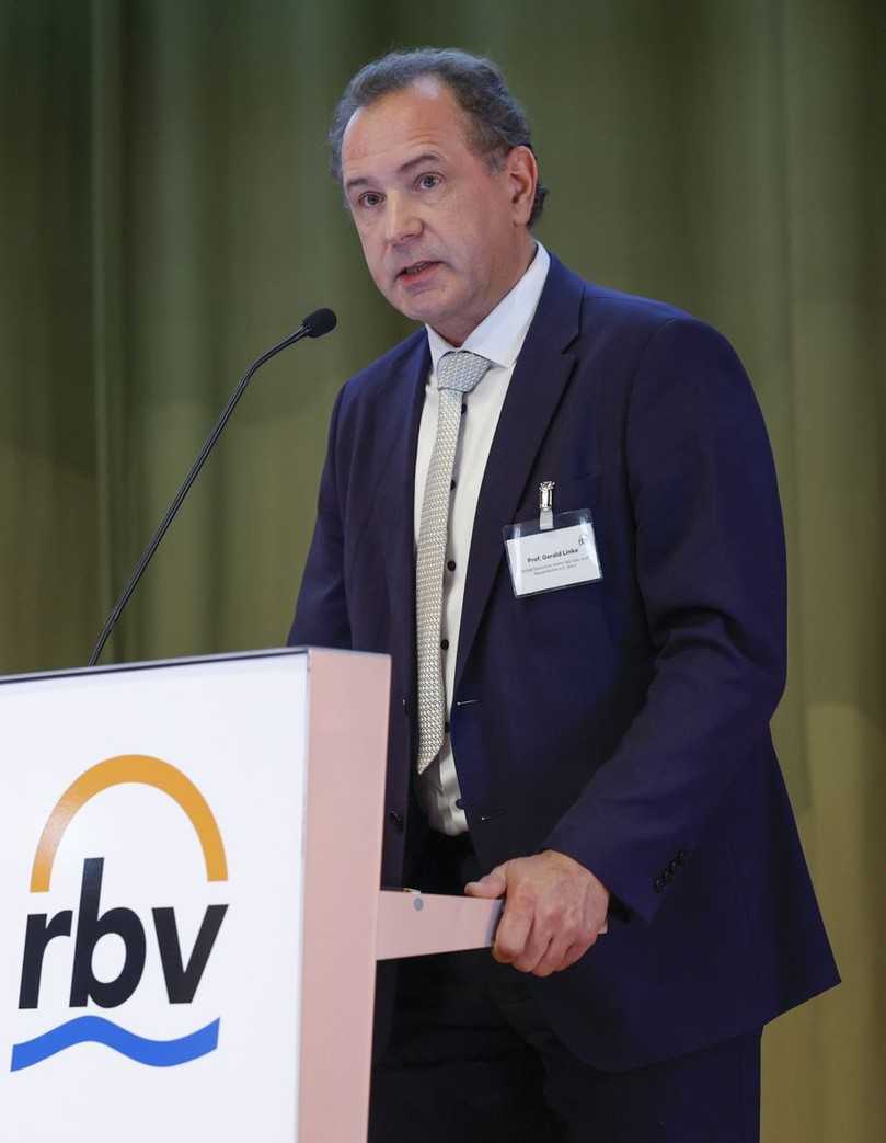 Ein Höhepunkt des Vormittags war der Vortrag des DVGW-Vorstandsvorsitzenden Prof. Dr. Gerald Linke zum Thema „Ankerpunkte finden: Wo Unsicherheiten in der Energietransformation bestehen und was unumstößlich klar ist“. | Foto: rbv Ein Höhepunkt des Vormittags war der Vortrag des DVGW-Vorstandsvorsitzenden Prof. Dr. Gerald Linke zum Thema „Ankerpunkte finden: Wo Unsicherheiten in der Energietransformation bestehen und was unumstößlich klar ist“. | Foto: rbv