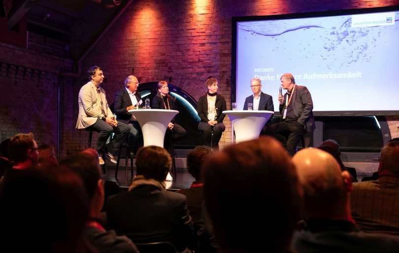 Podiumsdiskussion mit Moderator Hubertus Soppert (2.v.l.) von der Brandenburgischen Wasserakademie | Foto: Aquanet Podiumsdiskussion mit Moderator Hubertus Soppert (2.v.l.) von der Brandenburgischen Wasserakademie | Foto: Aquanet