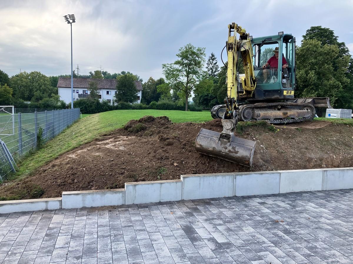 Verlegen der wasserdurchlässig befestigten, 650 Quadratmeter großen Fläche vor dem Gebäude als Betonstein-Läuferverband, Fabrikat Kronimus Typ K4, Format 32 x 16, 6 Zentimeter stark mit fünf Millimeter Fugenbreite, Abflussbeiwert 0,3 bis 0,4. | Foto: Mall