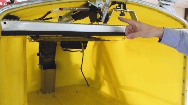 Der aus Polyethylen gefertigte Grasfangbehälter wurde mit einem neuen Hydraulikzylinder versehen, der das automatische Öffnen und Schließen übernimmt und den Deckel beim Entleeren weit geöffnet hält. | Foto: Lozemann Tuinmachines