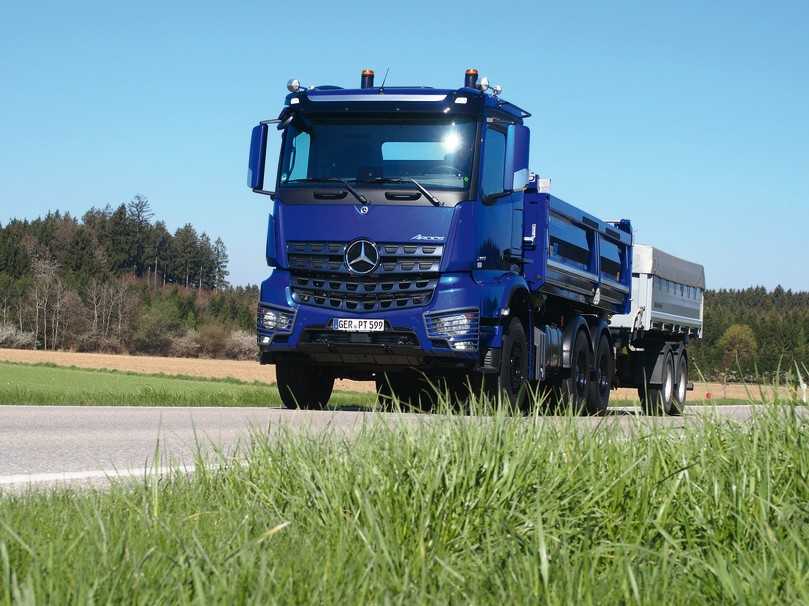 Schüttguttransporte auf der Straße: Dreiachser mit Anhänger können zwei verschiedene Baustoffe zum Einsatzort bringen. | Foto: Mercedes-Benz Trucks Schüttguttransporte auf der Straße: Dreiachser mit Anhänger können zwei verschiedene Baustoffe zum Einsatzort bringen. | Foto: Mercedes-Benz Trucks