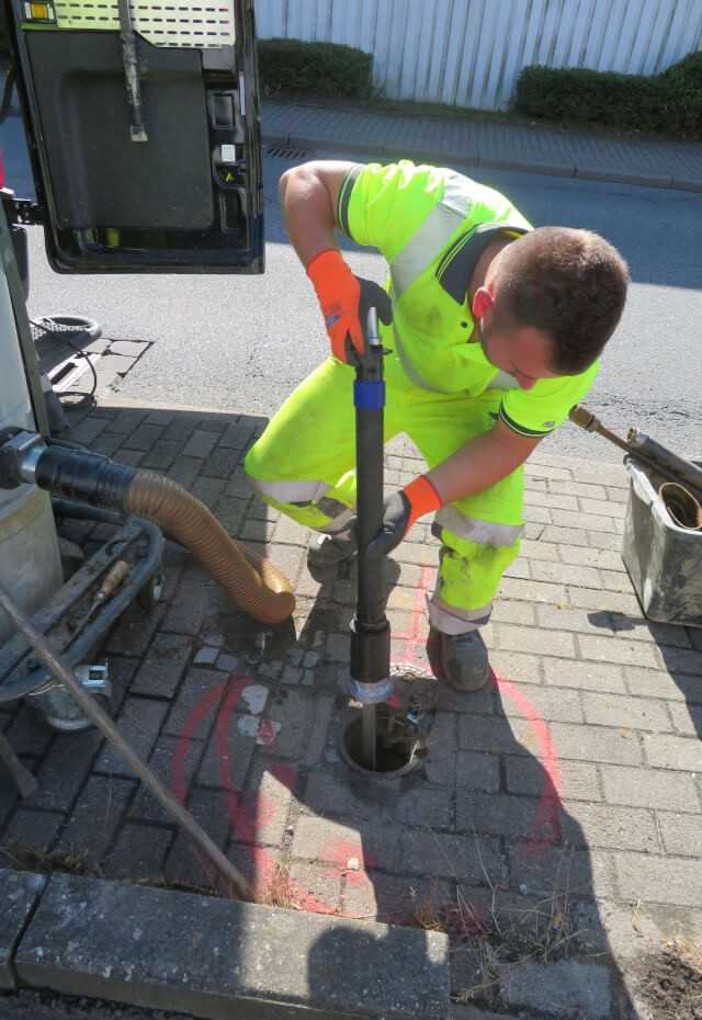 Eine neue teleskopierbare Kettler-Einbaugarnitur wird über die Straßenkappe eingebaut. Eine neue teleskopierbare Kettler-Einbaugarnitur wird über die Straßenkappe eingebaut.
