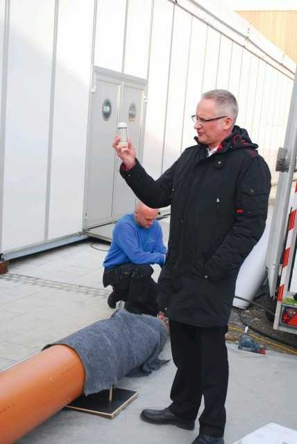 Niklas Ernst zeigt die kompakte und energie- effiziente LED-Lichtquelle. Niklas Ernst zeigt die kompakte und energie- effiziente LED-Lichtquelle.