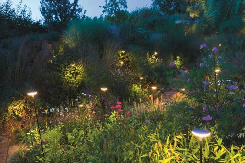 Die Wegeleuchte Sway pendelt beweglich im Wind und leuchtet blendfrei 360° nach unten. | Foto: in-lite Die Wegeleuchte Sway pendelt beweglich im Wind und leuchtet blendfrei 360° nach unten. | Foto: in-lite