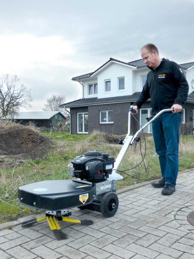 Der Greenbuster Pro 66 Wildkrautentferner mit dem Bürstensystem 4x3, das aus vier Aufnahmen mit je drei langen Federstahl- bürsten besteht. Nach wenigen Minuten Arbeitszeit fächern sich die Bürsten leicht auf und liegen dann flach auf der Oberfläche. Der Greenbuster Pro 66 Wildkrautentferner mit dem Bürstensystem 4x3, das aus vier Aufnahmen mit je drei langen Federstahl- bürsten besteht. Nach wenigen Minuten Arbeitszeit fächern sich die Bürsten leicht auf und liegen dann flach auf der Oberfläche.