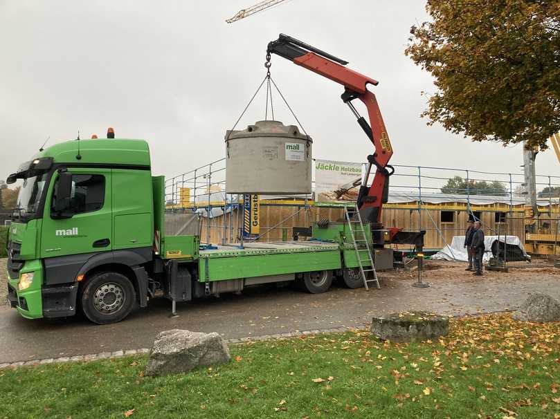 Lieferung des unterirdischen Regenspeichers PF 7600 aus Betonfertigteilen mit integriertem Filterkorb im Zulauf und werkseitig vormontierten Wanddurchführungen für Zu- und Überlauf sowie einem Leerrohr als Verbindung zum Regencenter im Gebäude. | Foto: Mall Lieferung des unterirdischen Regenspeichers PF 7600 aus Betonfertigteilen mit integriertem Filterkorb im Zulauf und werkseitig vormontierten Wanddurchführungen für Zu- und Überlauf sowie einem Leerrohr als Verbindung zum Regencenter im Gebäude. | Foto: Mall