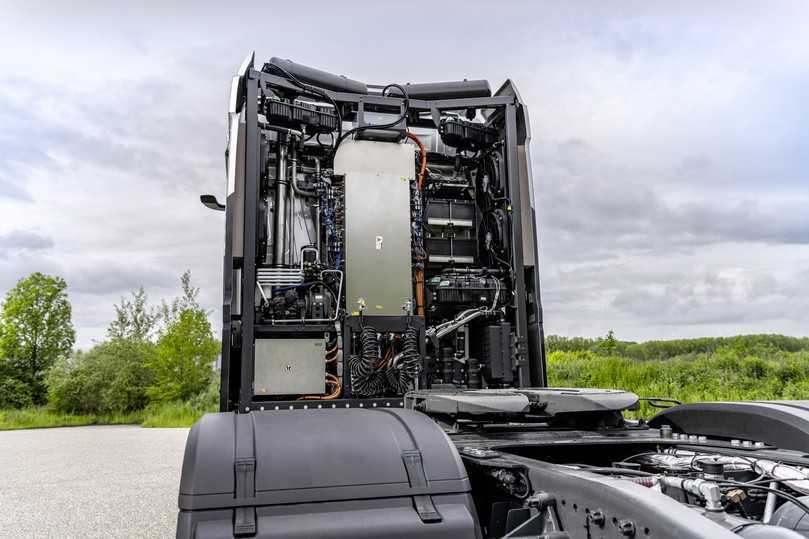 Eine Wissenschaft für sich: das aufwendige Kühlmanagement für die Brennstoffzelle hinter der Fahrerkabine des Mercedes-Benz GenH2 Truck | Foto: Daimler Trucks and Buses Communi Eine Wissenschaft für sich: das aufwendige Kühlmanagement für die Brennstoffzelle hinter der Fahrerkabine des Mercedes-Benz GenH2 Truck | Foto: Daimler Trucks and Buses Communi