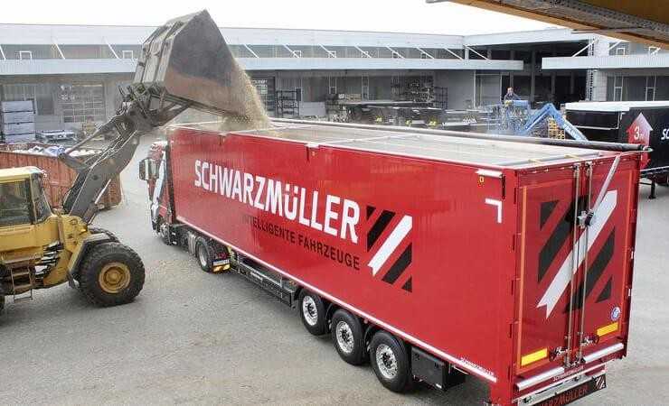 Schwarzmüller: Neuer Schubboden-Auflieger mit E-Rolldach Schwarzmüller: Neuer Schubboden-Auflieger mit E-Rolldach