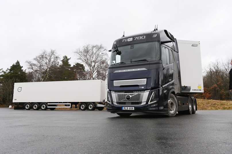 Länge läuft: Beim Abbiegen mit dem 34,50-m-Zug kann der Fahrer sein Heck sogar aus dem Seitenfenster beobachten. | Foto: QUATEX Länge läuft: Beim Abbiegen mit dem 34,50-m-Zug kann der Fahrer sein Heck sogar aus dem Seitenfenster beobachten. | Foto: QUATEX