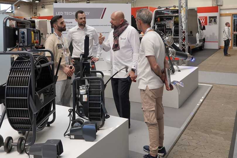 Christian Schönfeld (2.v.r.), Geschäftsleitung Vertrieb Europa, im Gespräch am Messestand | Foto: IMS Group Christian Schönfeld (2.v.r.), Geschäftsleitung Vertrieb Europa, im Gespräch am Messestand | Foto: IMS Group