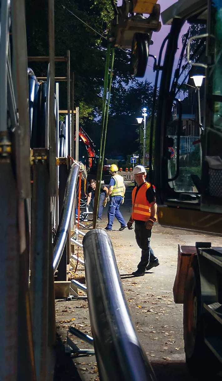 Um in den kurzen Zeitfenstern die gebündelten Schutzrohre einziehen zu können, arbeiteten die Mitarbeiter der ARGE im Zweischichtbetrieb. | Foto: Dirk Balzer, Stadtnetze Münster GmbH Um in den kurzen Zeitfenstern die gebündelten Schutzrohre einziehen zu können, arbeiteten die Mitarbeiter der ARGE im Zweischichtbetrieb. | Foto: Dirk Balzer, Stadtnetze Münster GmbH