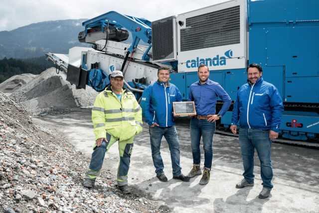 Investition in die Zukunft der Aufbereitung in Bonaduz: (von links) Antonio Mammone (Maschinist Calanda), Marcel Degonda (Spartenleiter Kies, Deponie und Recycling Calanda), Marco Cammarata (Verkauf Gipo) und Giancarlo Weingart (Geschäftsführer Calanda). | Fotos: Gipo Investition in die Zukunft der Aufbereitung in Bonaduz: (von links) Antonio Mammone (Maschinist Calanda), Marcel Degonda (Spartenleiter Kies, Deponie und Recycling Calanda), Marco Cammarata (Verkauf Gipo) und Giancarlo Weingart (Geschäftsführer Calanda). | Fotos: Gipo