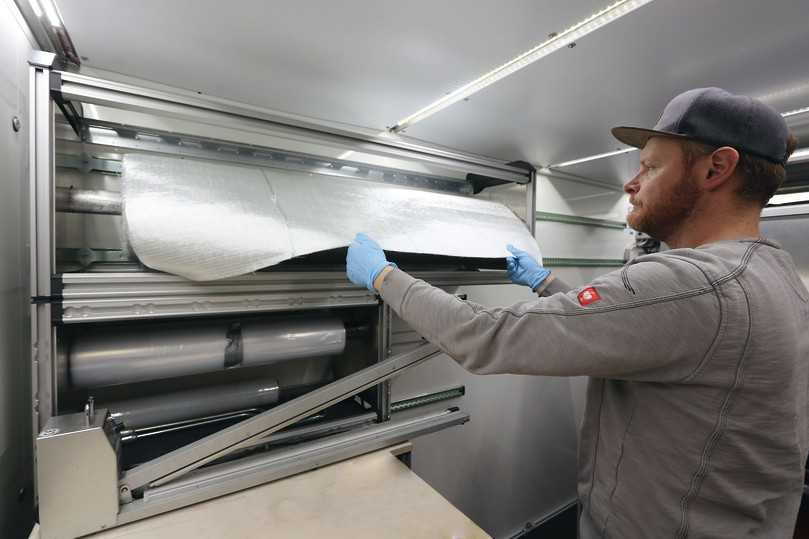 Alles von der Rolle: Glasfasermatte, Folienschlauch und PE-Folie hängen griffbereit parat. | Foto: Resinnovation Alles von der Rolle: Glasfasermatte, Folienschlauch und PE-Folie hängen griffbereit parat. | Foto: Resinnovation